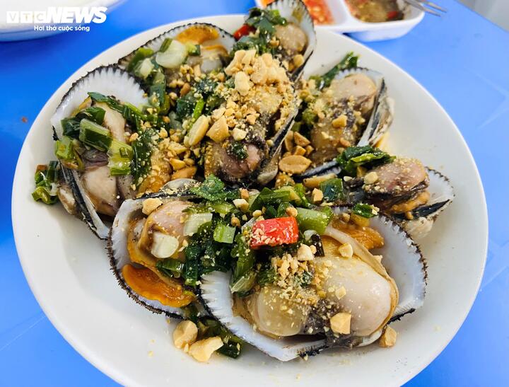 Sò lông nướng mỡ hành là món ăn chế biến đơn giản và vô cùng thơm ngon. (Ảnh: Bảo Linh)