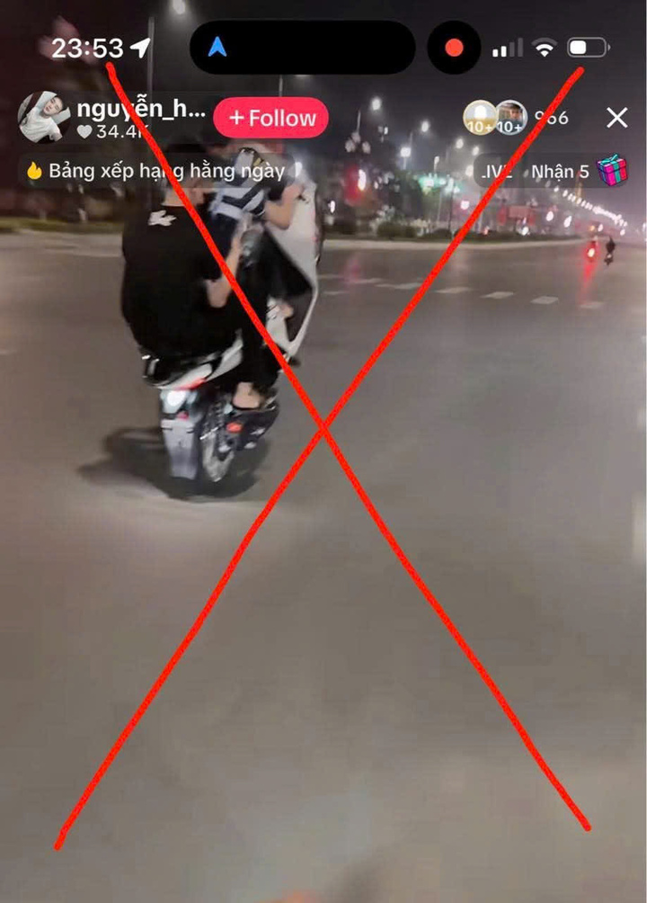 Nhóm thanh niên đi xe bốc đầu, lạng lách đánh võng trên đường và livestream khoe thành tích trên mạng xã hội.