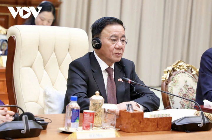 Đồng chí Trần Cẩm Tú phát biểu tại buổi hội kiến Chủ tịch Đảng Nhân dân Campuchia (CPP), Chủ tịch Thượng viện Vương quốc Campuchia Hun Sen.