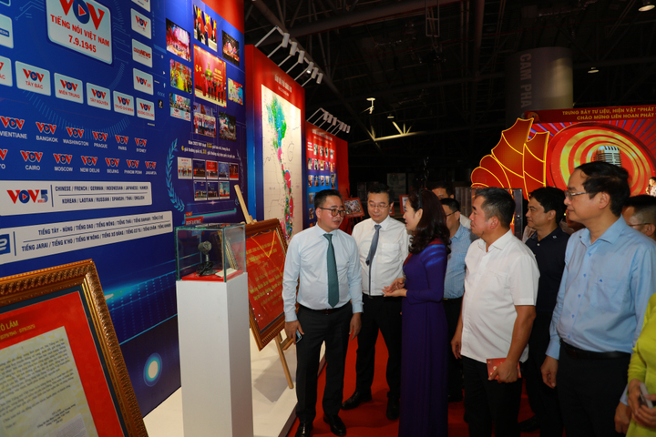 Các đại biểu tham quan khu vực trưng bày của Đài Tiếng nói Việt Nam.