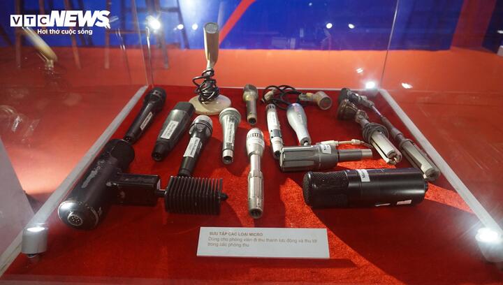 Bộ sưu tập các loại micro tại triển lãm.