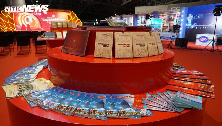 Sách báo Quảng Ninh tại triển lãm.