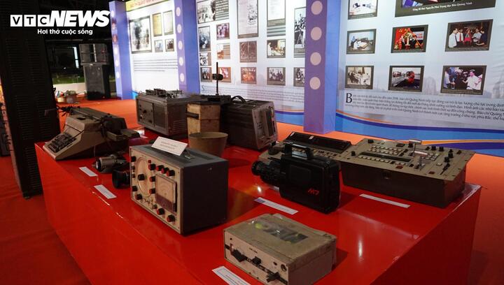 Khai mạc triển lãm hiện vật ‘Phát thanh vì Việt Nam hùng cường, thịnh vượng’ - 7