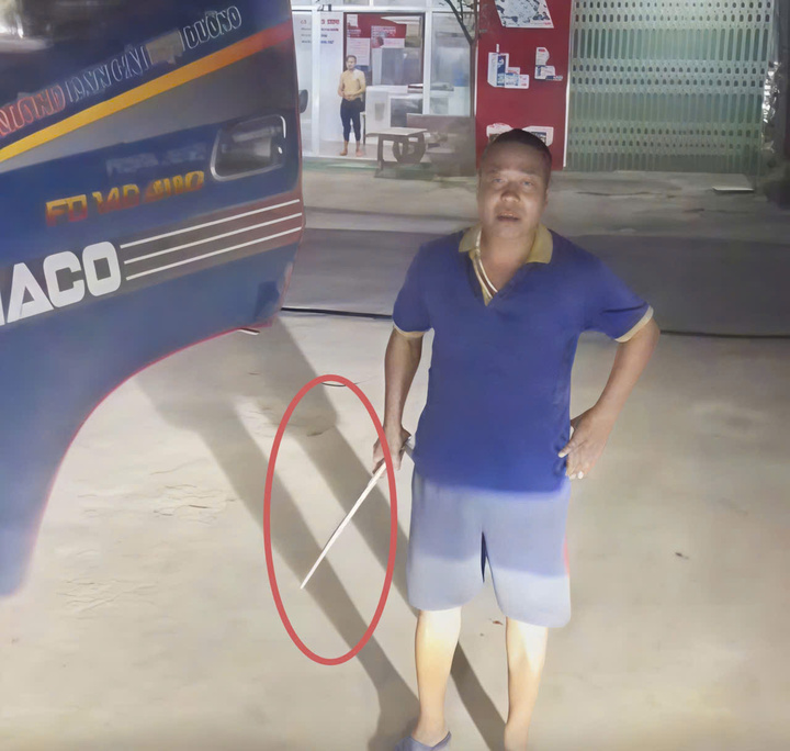 Tài xế xe tải BKS 98C-247.56 cầm dao chặn đầu xe, dọa chém người. (Ảnh cắt từ clip).