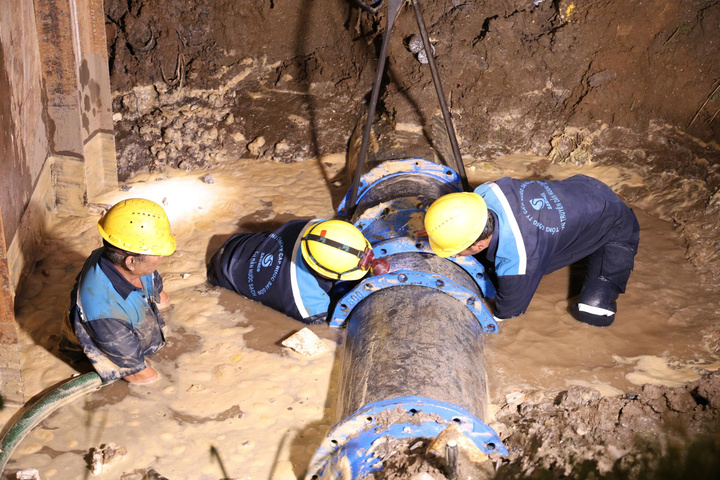 Việc tạm ngưng cấp nước do sự cố phát sinh trong quá trình đơn vị thi công đào thăm dò tuyến ống D1050 để đấu nối, di dời trụ phòng cháy chữa cháy D150, dẫn đến rò rỉ tại vị trí tê trụ PCCC.