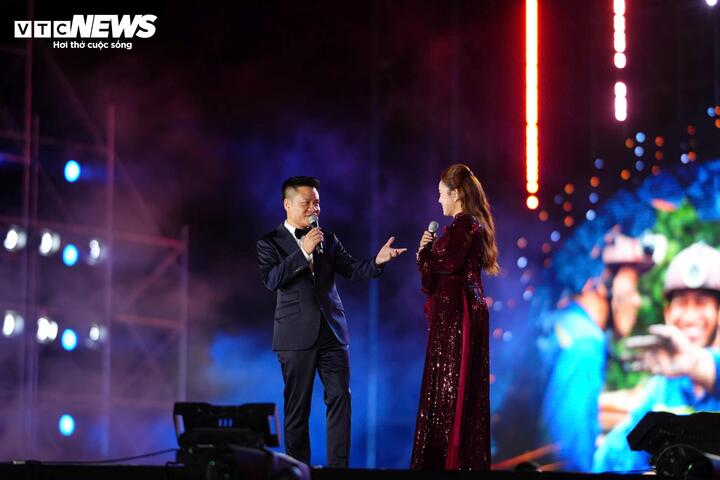 Bằng ngôn ngữ nghệ thuật đa dạng, chương trình kiến tạo không gian âm nhạc đa tầng, nơi những chất liệu dân gian, trữ tình, chính luận được đối thoại và hòa quyện cùng các xu hướng biểu diễn đương đại như điện tử, rap, pop cùng công nghệ laser, âm thanh ánh sáng hiện đại tại không gian sân khấu ngoài trời tại Quảng trường 30/10.