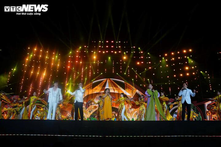 Khép lại là “Thanh âm kỷ nguyên mới” với không gian âm nhạc trẻ trung, sôi động, mang hơi thở thời đại, thể hiện tinh thần sáng tạo, tự tin và khát vọng phát triển, kết thúc chương trình bằng cảm xúc bùng nổ và niềm tin vào một kỷ nguyên mới, đất nước hùng cường, thịnh vượng.