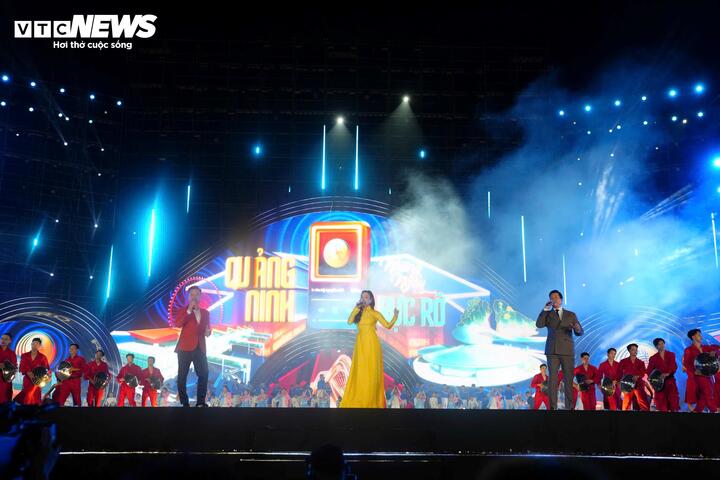 Được định danh như concert giao thoa giữa di sản và thời đại, “Thanh âm kỷ nguyên mới” thể hiện tinh thần đổi mới trong cách tiếp cận nội dung chính luận nghệ thuật của Đài Tiếng nói Việt Nam và tỉnh Quảng Ninh.