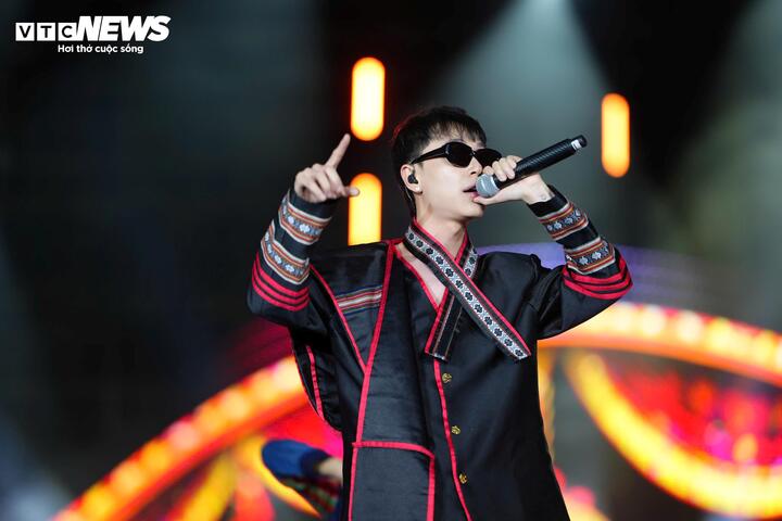 Với kết cấu 3 chương, chương trình nghệ thuật “Thanh âm kỷ nguyên mới” tạo nên một dòng chảy xuyên suốt về nội dung và cảm xúc: