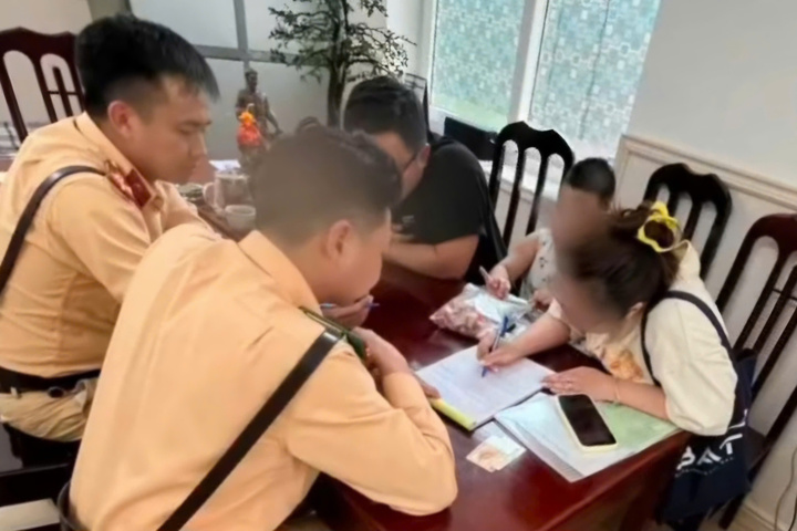 Cảnh sát giao thông làm việc với nữ tài xế.