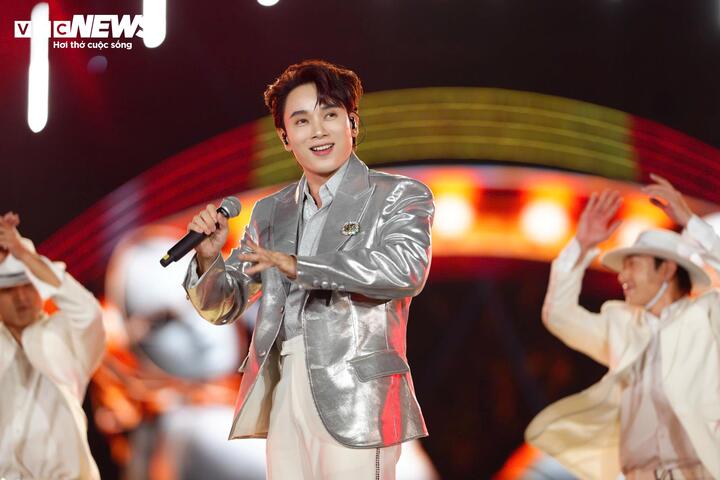 Sự xuất hiện của của các nghệ sĩ như Trúc Nhân, Hòa Minzy, Phạm Anh Duy, Rapper Double2T, Hoàng Bách, Nguyễn Ngọc Anh,... khuấy động không khí, mang đến những tiết mục bùng nổ.