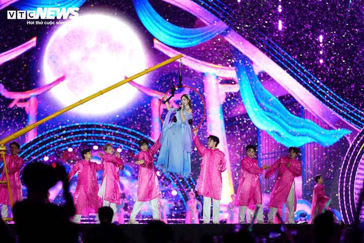 “Thanh âm di sản” tiếp nối với các làn điệu dân gian, tiếng ru, câu hát được làm mới bằng bản phối hiện đại, thể hiện sự giao thoa giữa truyền thống và đương đại.