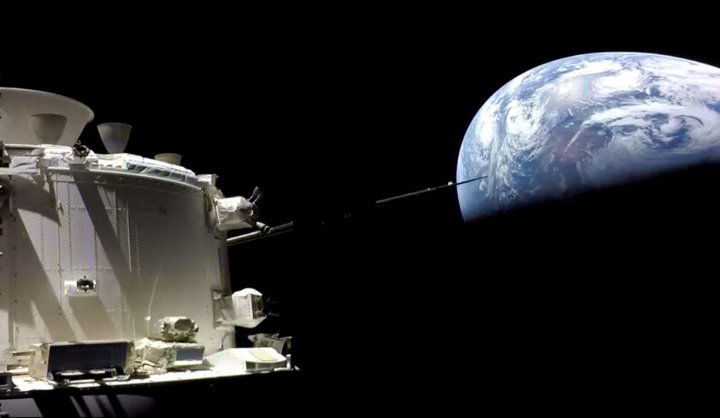 Tàu Orion đưa phi hành đoàn Artemis II trở về Trái Đất, ngày 11/4. (Ảnh chụp màn hình)