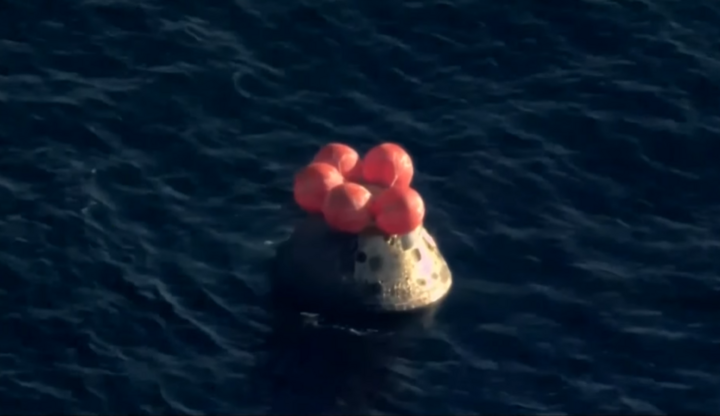 Mô-đun phi hành đoàn sứ mệnh Artemis II trên vùng biển ngoài khơi San Diego, Mỹ.