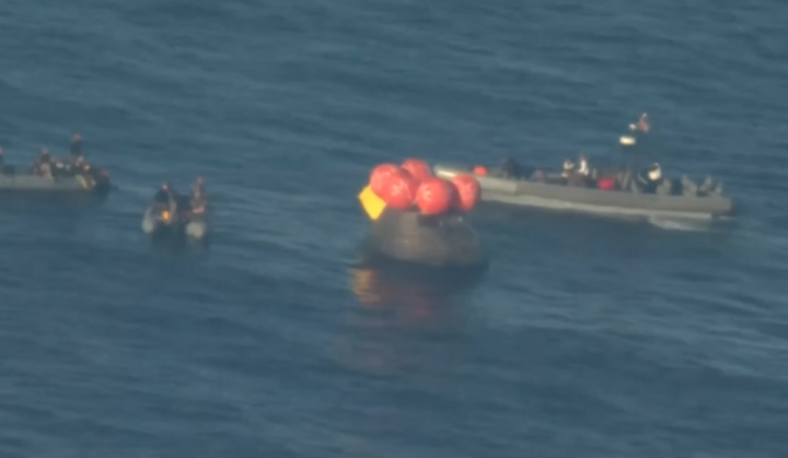 Xuống cứu hộ tiếp cận và đánh giá tình hình xung quanh mô-đun phi hành đoàn Artemis II. (Ảnh chụp màn hình)