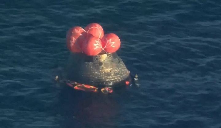 Đội cứu hộ thiết lập bè nổi xung quanh tàu Orion.