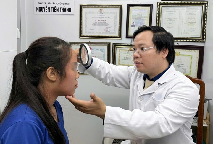 Bác sĩ Thành thăm khám cho người bệnh. (Ảnh: BSCC)