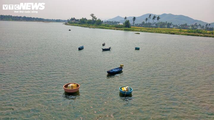 Tuy nhiên, ở những khu vực ven sông Lại Giang lại có hàng trăm hộ dân không đất canh tác, không tàu lớn vươn khơi, nghề cào ốc trở thành sinh kế của cả gia đình. Công việc cứ thế lặp đi lặp lại đến hết một ngày vất vả mưu sinh dưới sông nước.