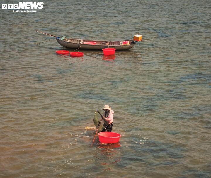 Mỗi lần đi cào ốc, những người phụ nữ phải quấn kín mít từ đầu đến chân bằng nhiều lớp vải để tránh nắng.
