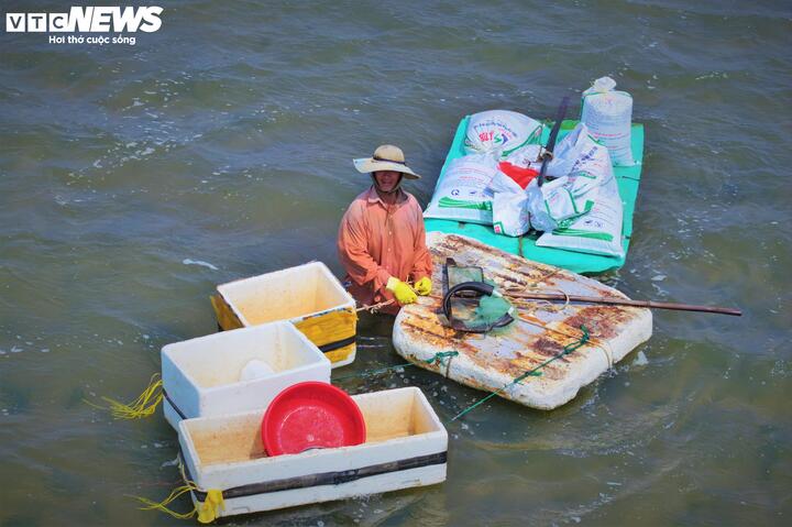 Theo ông Cao Văn Lý, người có thâm niên cào ốc tại đây cho hay, ốc xếp (ốc ngọc trai) là loại ốc nhỏ làm thức ăn cho tôm hùm. Thu nhập từ nghề này không ổn định, những ngày biển êm, nước cạn, mỗi người có thể cào được nhiều, vào mùa biển động nước sông Lại Giang đổ về đục ngầu là không cào được.