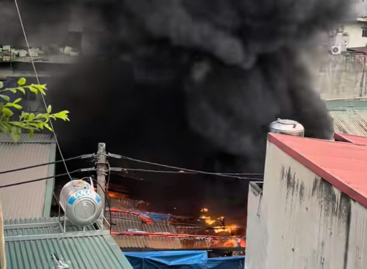 Căn nhà cháy lớn, bốc khói đen mù mịt (Ảnh cắt từ clip).