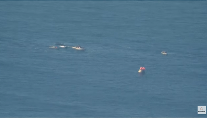 Những chiếc xuồng cứu hộ đầu tiên tiếp cận mô-đun phi hành đoàn Artemis II.