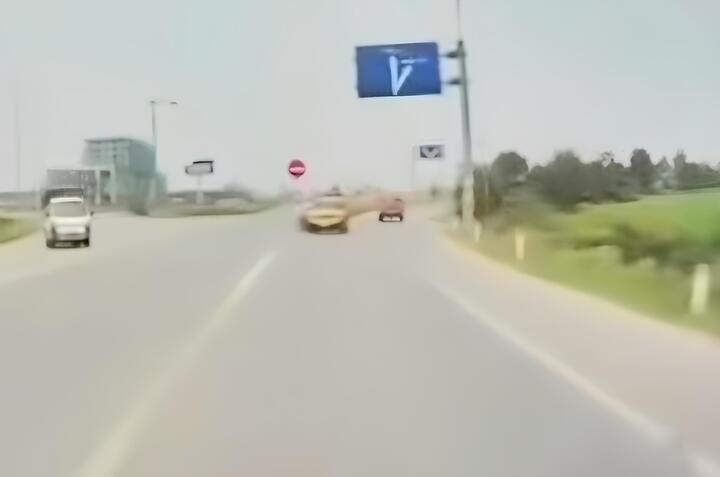 Hình ảnh nữ tài xế điều khiển xe đi ngược chiều được người dân phản ánh tới lực lượng chức năng.