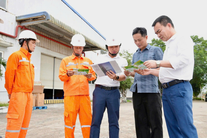 Cán bộ Công ty Điện lực Quảng Trị hướng dẫn doanh nghiệp thay đổi thói quen, sử dụng điện hợp lý trong sản xuất