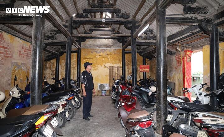 Hàng chục năm qua, 5 gian tiền tế bị biến thành nhà để xe và chứa đồ của Trung tâm Y tế Lê Chân.