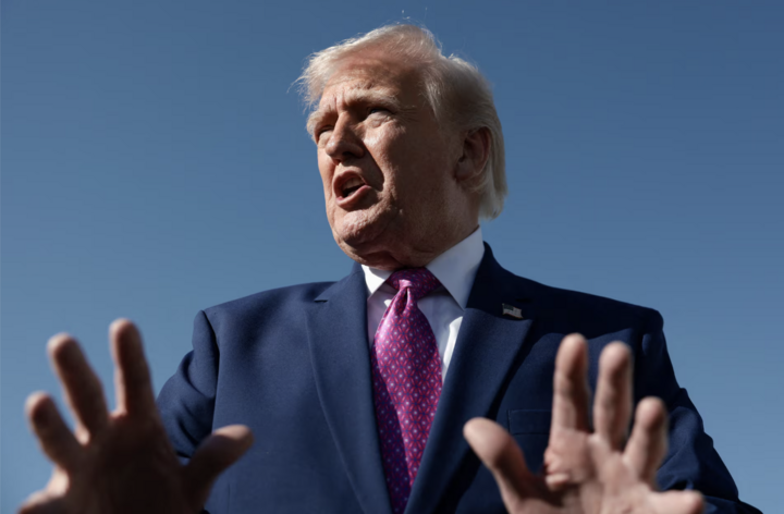 Tổng thống Mỹ Donald Trump trao đổi với báo chí trước khi lên chuyên cơ Air Force One tới bang Virginia, tại căn cứ liên hợp Andrews. (Nguồn: Reuters)