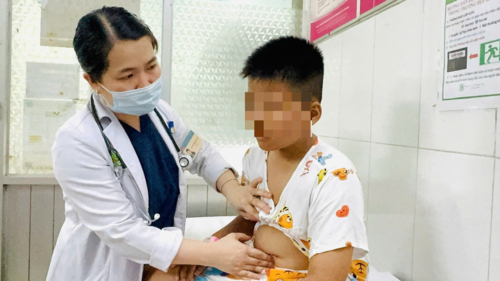 Nhân viên y tế tích cực điều trị cho các học sinh nhập viện với triệu chứng đau bụng, sốt.