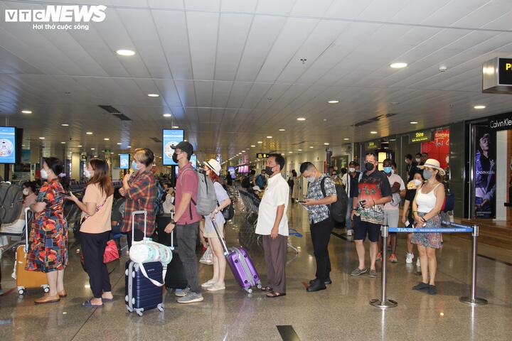 Lượng khách đi lại dịp nghỉ lễ 30/4- 1/5 tiếp tục tăng cao. (Ảnh: Phạm Duy)