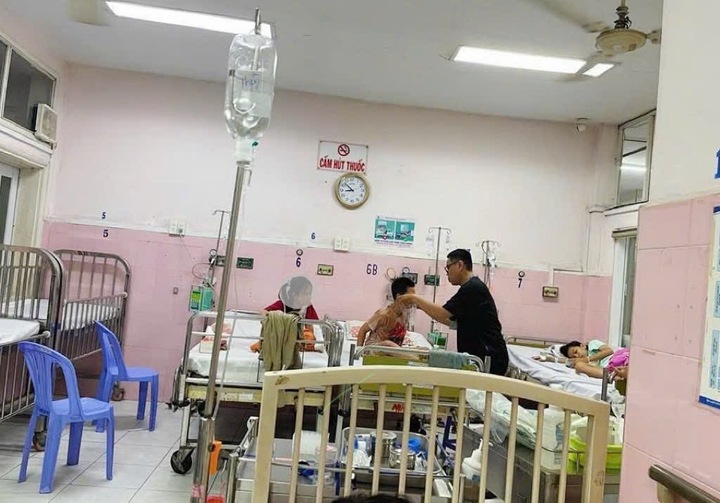 Học sinh được theo dõi và điều trị tại bệnh viện sau khi xuất hiện triệu chứng nghi ngộ độc.