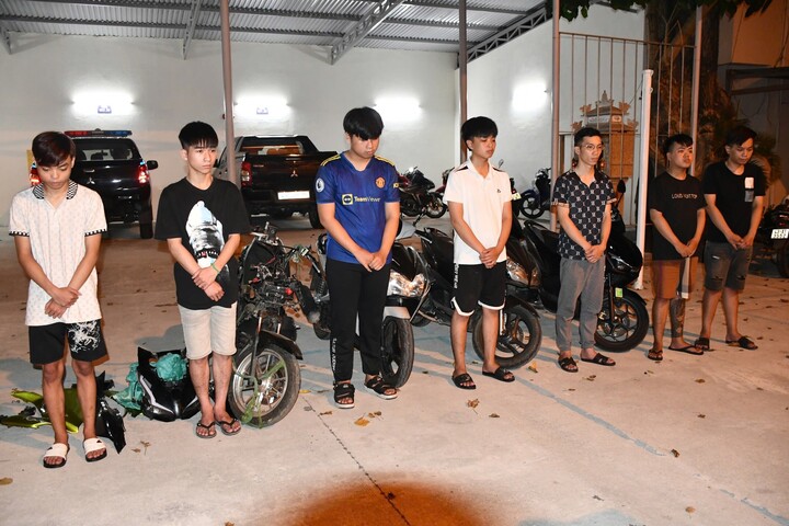 Nhóm thanh thiếu niên rượt đánh, cướp xe người đi đường. (C.A)
