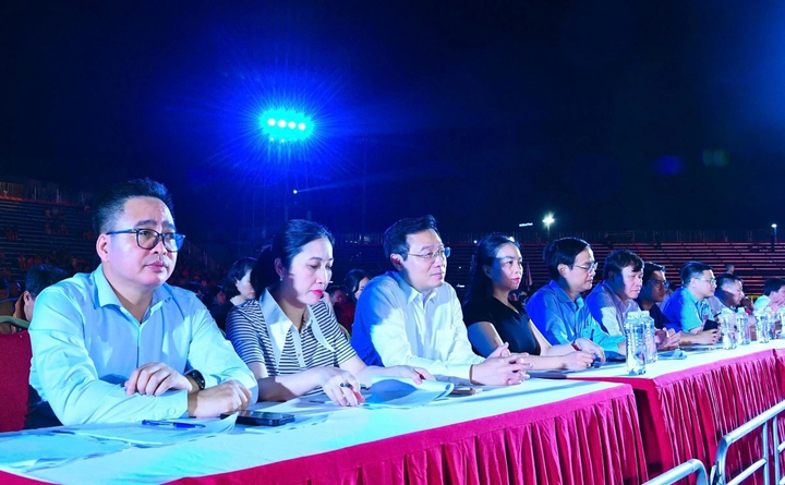 Ông Phạm Mạnh Hùng - Phó Tổng Giám đốc VOV, Phó Trưởng Ban Thường trực Ban Chỉ đạo, Trưởng Ban Tổ chức Liên hoan Phát thanh toàn quốc lần thứ XVII và ông Nguyễn Thế Lãm, Giám đốc Báo và PTTH Quảng Ninh, Chủ tịch Hội Nhà báo tỉnh Quảng Ninh, Ủy viên Ban Chỉ đạo, Phó Trưởng Ban tổ chức Liên hoan Phát thanh toàn quốc lần thứ XVII cùng các thành viên Ban Tổ chức theo dõi tổng duyệt chương trình.