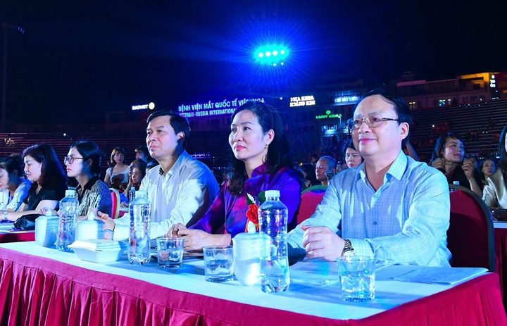 Tổng Giám đốc VOV Đỗ Tiến Sỹ, Uỷ viên Ban Chấp hành Trung ương Đảng kiêm Phó trưởng Ban Tuyên giáo và Dân vận Trung ương, Trưởng Ban Chỉ đạo Liên hoan Phát thanh toàn quốc lần thứ XVII); ông Ngô Minh Hiển, Phó Tổng Giám đốc, Uỷ viên Ban Chỉ đạo Liên hoan Phát thanh toàn quốc lần thứ XVII dự tổng duyệt.