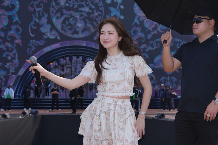 Hoà Minzy tiết lộ sẽ mang tiết mục đặc biệt tại fanconcert lên sân khấu khai mạc Liên hoan Phát thanh toàn quốc 2026.