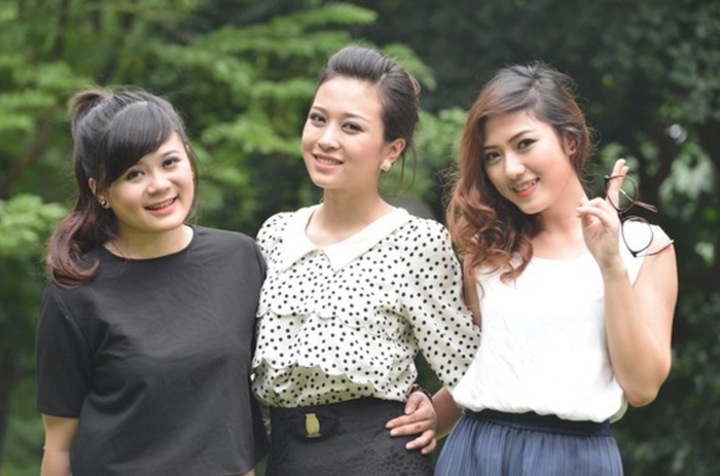 Quỳnh Trang (ở giữa) trong phim "Khi người đàn ông goá vợ bật khóc".