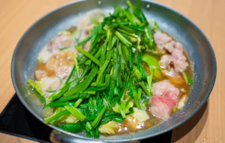 Loại rau rẻ tiền nhưng cực tốt cho tim mạch, tiêu hóa và giấc ngủ Lá hẹ rất quen thuộc trong các mâm cơm gia đình Việt (Ảnh: Getty)