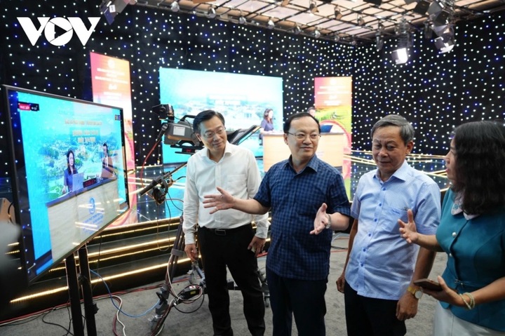 Sáng 11/4, Tổng Giám đốc Đài Tiếng nói Việt Nam Đỗ Tiến Sỹ - Ủy viên Trung ương Đảng, Phó Trưởng Ban Tuyên giáo và Dân vận Trung ương, Trưởng Ban Chỉ đạo Liên hoan Phát thanh toàn quốc lần thứ XVII – Quảng Ninh 2026 đã trực tiếp đi kiểm tra công tác chuẩn bị tại các khu vực trọng điểm.