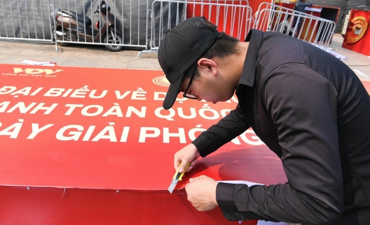 Đằng sau những hoạt động ấy là sự đóng góp của nhiều lực lượng, từ đội ngũ kỹ thuật, hậu cần, điều phối đến các nhà báo, nghệ sĩ và những người làm nội dung...