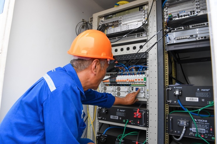 Tới thời điểm này, với sự chuẩn bị đồng bộ, chuyên nghiệp và tinh thần trách nhiệm cao, phần thi phát thanh trực tiếp mở màn đã sẵn sàng hứa hẹn mang đến những giờ lên sóng hấp dẫn, sáng tạo. (Ảnh: Để chuẩn bị cho chương trình khai mạc, từ 9/4, Ban Tổ chức huy động gần 20 công nhân đã lắp đặt các thiết bị máy móc để phát sóng 4 và 5G và Wifi miễn phí phục vụ khán giả kết nối mạng khi tham dự chương trình)