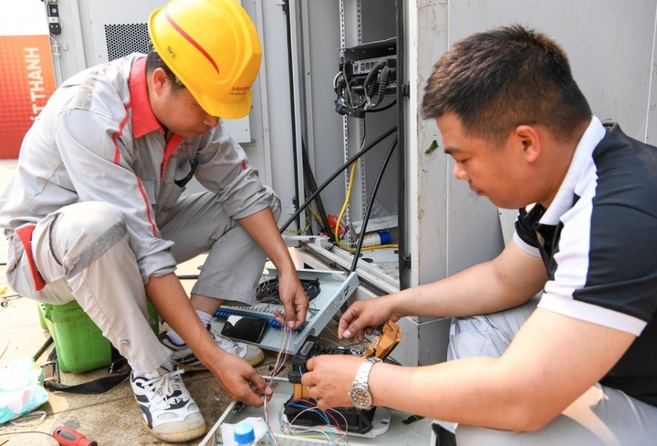 Liên hoan năm nay không chỉ tôn vinh những tác phẩm xuất sắc, mà còn góp phần lan tỏa giá trị của phát thanh hiện đại, một loại hình báo chí đang tiếp tục khẳng định sức sống mạnh mẽ trong đời sống xã hội hôm nay. (Ảnh: Công nhân kiểm tra, kết nối công đoạn cuối trước giờ khai mạc)