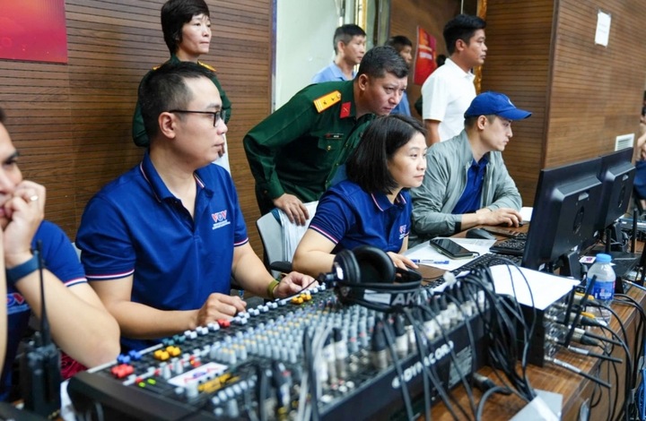 Đến từ các cơ quan báo chí trong cả nước, các đoàn tham dự không chỉ mang theo những tác phẩm dự thi mà còn chủ động chuẩn bị kỹ lưỡng về nhân lực và chuyên môn. Ông Hoàng Gia Khánh - Trung tâm PTTH Quân đội chia sẻ: “Chúng tôi đã có mặt từ sớm để khớp nối chương trình, sẵn sàng cho phần thi phát thanh trực tiếp. Cơ sở vật chất tại trường quay S7 rất hiện đại, đồng bộ; đội ngũ kỹ thuật làm việc chuyên nghiệp, trách nhiệm. Điều này giúp các đoàn yên tâm khi bước vào phần thi”.
