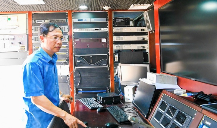 Không chỉ dừng lại ở hạ tầng kỹ thuật, nội dung và kịch bản chương trình cũng được đầu tư công phu. Với vai trò đơn vị đăng cai, Báo và Phát thanh - Truyền hình Quảng Ninh đảm nhiệm tốt công tác tổ chức, tích cực tham gia dự thi với nhiều tác phẩm được chuẩn bị kỹ lưỡng. Các ê-kíp đã bám sát hơi thở cuộc sống, lựa chọn đề tài thời sự, đồng thời đổi mới cách thể hiện theo xu hướng báo chí đa nền tảng. Trong những ngày cận kề sự kiện, phóng viên, biên tập viên, phát thanh viên liên tục luyện giọng, hoàn thiện nội dung, phối hợp chặt chẽ với bộ phận kỹ thuật để tạo ra những sản phẩm phát thanh chất lượng cao. (Ảnh: Ông Trần Tiến Long Phó phòng Kĩ thuật công nghệ của Báo và Phát thanh - Truyền hình Quảng Ninh kiểm tra kĩ thuật trước giờ khai mạc)