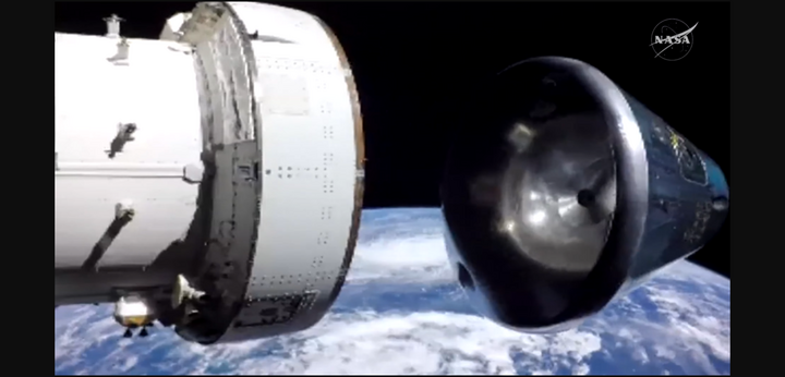 Hình ảnh mô phỏng khoang chở người và khoang dịch vụ của tàu Orion chia tách phía trên khí quyển Trái Đất. Ảnh: NASA