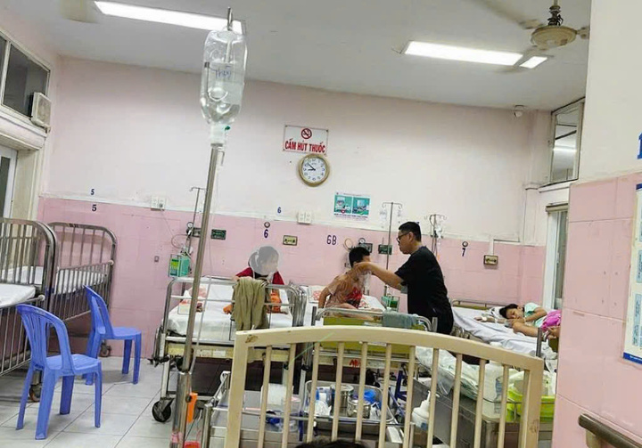 Học sinh được điều trị, chăm sóc y tế sau khi xuất hiện triệu chứng nghi ngộ độc.