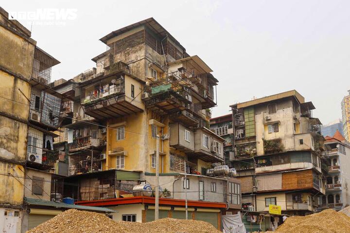 Liên quan đến thực trạng này, Quyết định số 61 của UBND TP Hà Nội (có hiệu lực từ ngày 7/10/2024) quy định thu hồi các thửa đất hình thành sau mở đường có diện tích dưới 15 m² hoặc chiều rộng, chiều sâu dưới 3m. Quy định này nhằm phục vụ việc hợp thửa, chỉnh trang đô thị, hướng tới diện mạo đồng bộ, hiện đại.