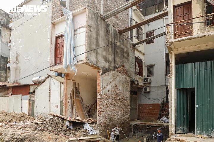 Chính các đường cắt chéo, bo cong lấn vào khu dân cư đã làm biến dạng những thửa đất vuông vắn ban đầu, tạo ra hàng loạt mảnh đất “đầu thừa đuôi thẹo” có hình tam giác, hình nêm, chéo lệch... với diện tích rất nhỏ.