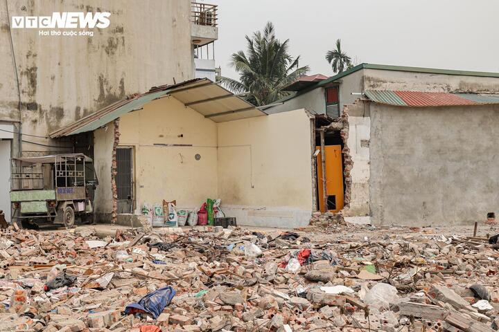 Trước đó, trong quá trình kiểm tra tiến độ các dự án giải phóng mặt bằng, lãnh đạo TP Hà Nội yêu cầu các địa phương tập trung xử lý tình trạng nhà “siêu mỏng, siêu méo”; đồng thời chỉ đạo chính quyền cơ sở chủ động cấp phép xây dựng nhà mặt phố, kết hợp tuyên truyền, vận động người dân chỉnh trang công trình bảo đảm mỹ quan, đồng bộ với cảnh quan chung. Mục tiêu đặt ra là các tuyến đường sau khi hoàn thành, đưa vào sử dụng phải xanh, sạch, đẹp, đáp ứng yêu cầu về diện mạo đô thị.